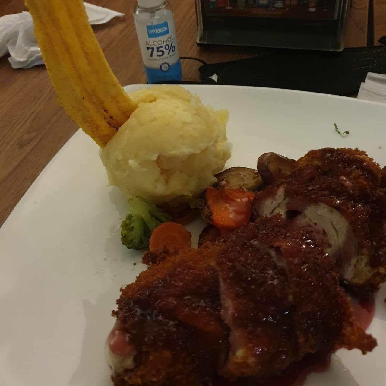 Pechuga de Pollo Rellena de Queso Provolone Ahumado y Jamón con Puré