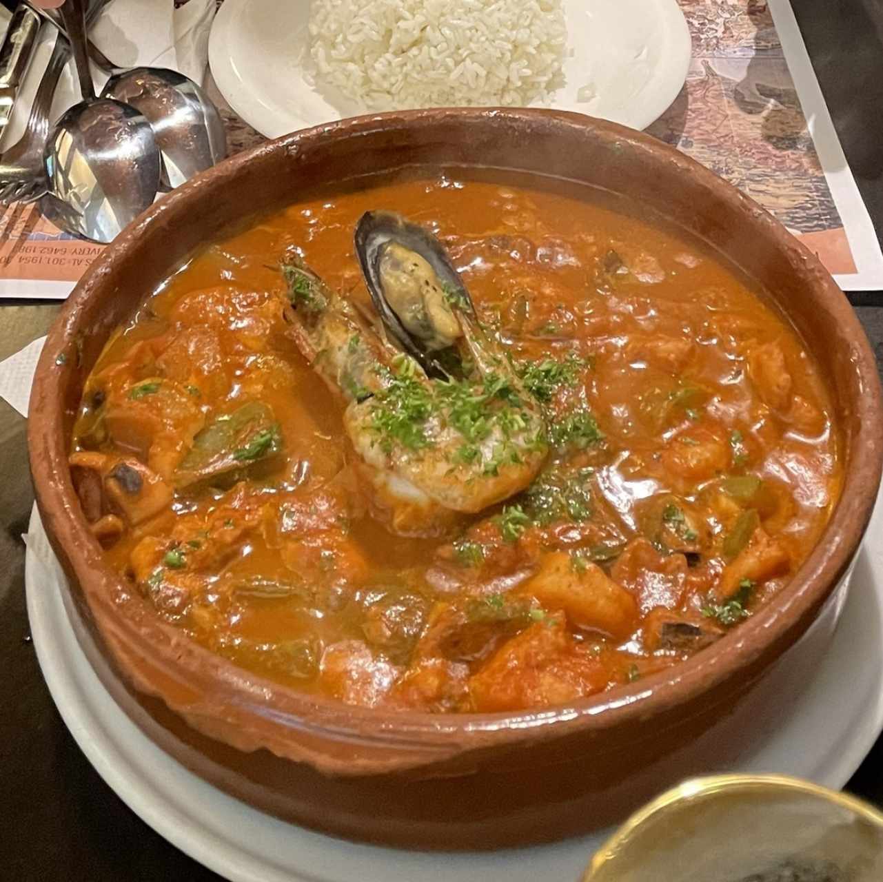 Cazuela de Mariscos en Salsa de Tomates Tiernos y Guindilla