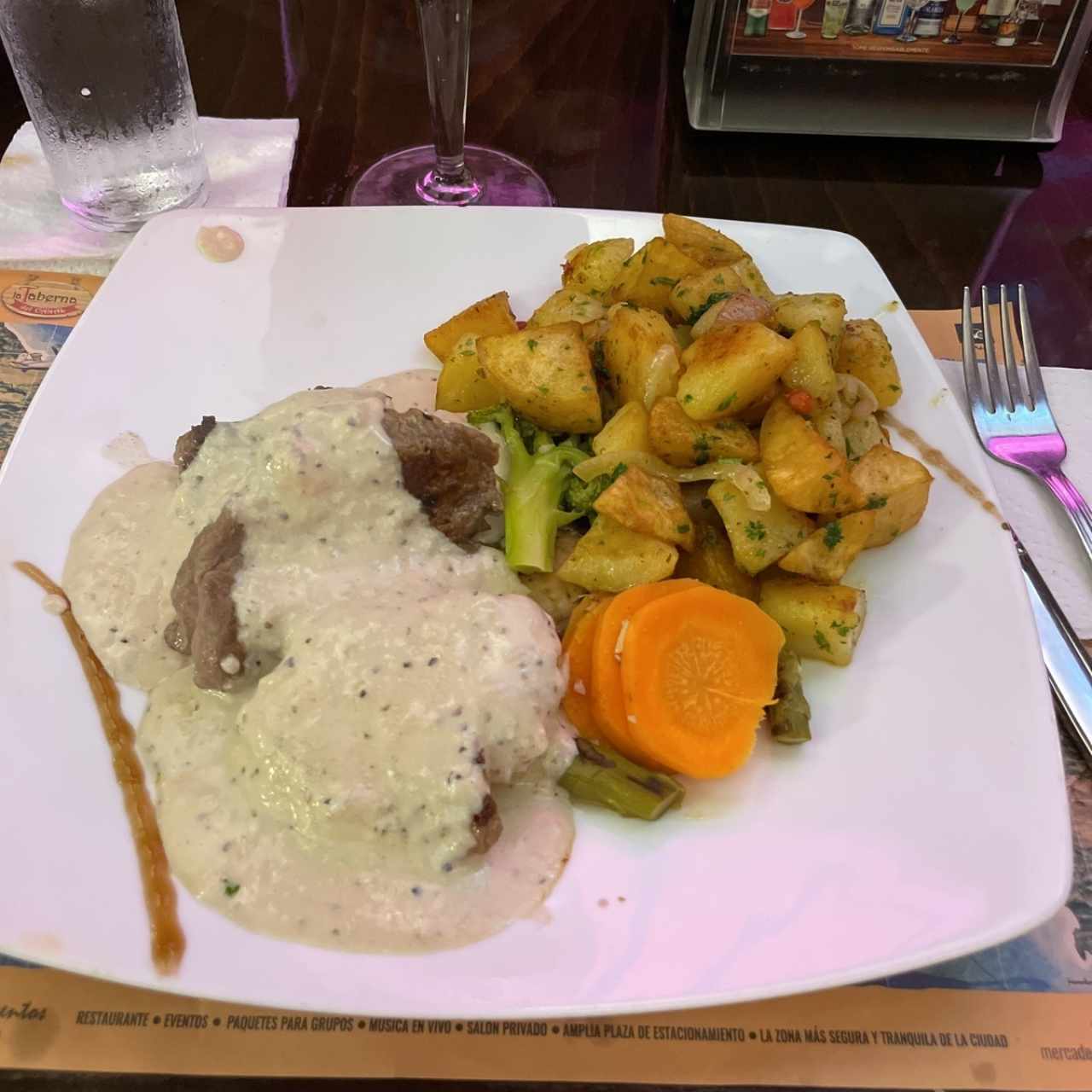 Filete de Res a las Tres Pimientas con Papas Salteadas