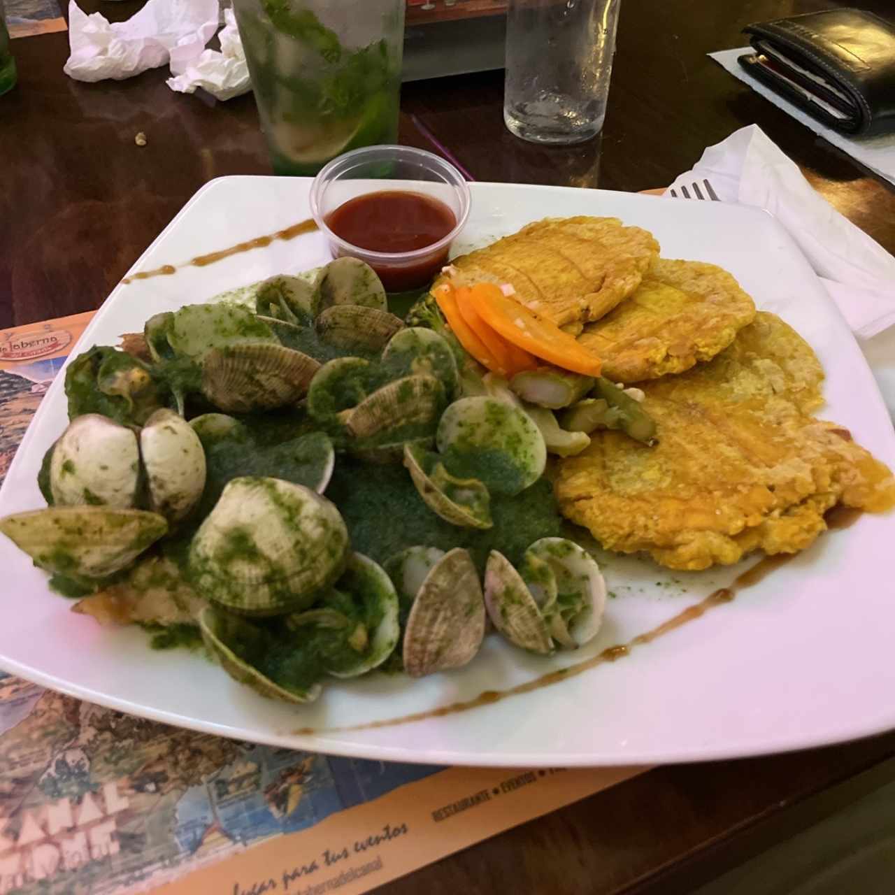 Corvina en Salsa Verde y Almejas Flambeadas al Brandy con Arroz Salteado