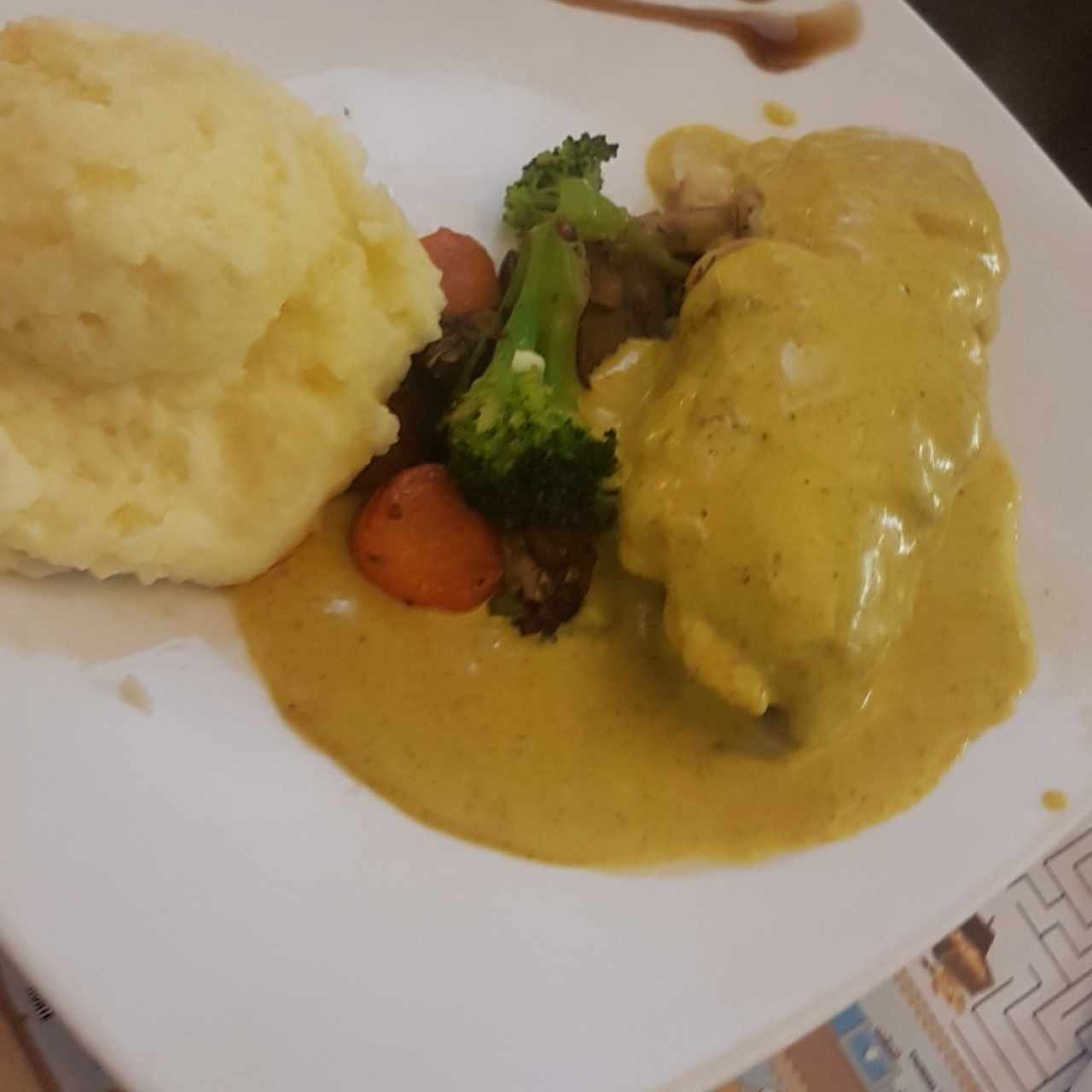 Corvina Rellena e Gambas en Salsa al Curry con Pimentón Rojo y Puré