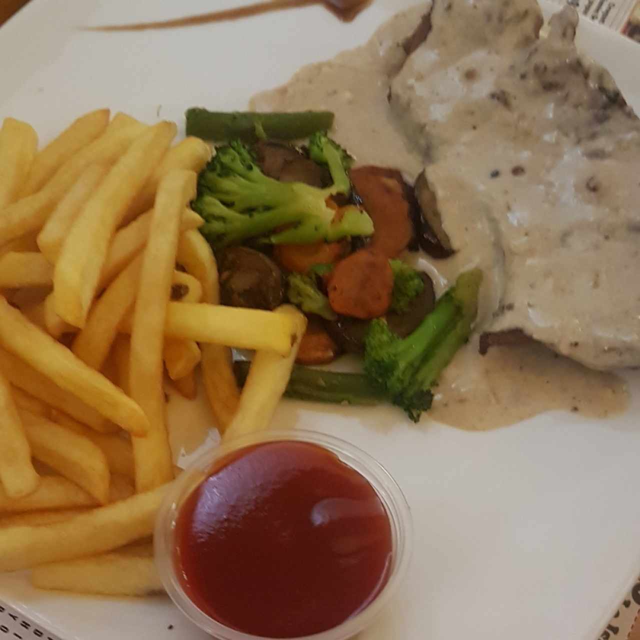 Filete de Res a las Tres Pimientas con Papas Salteadas
