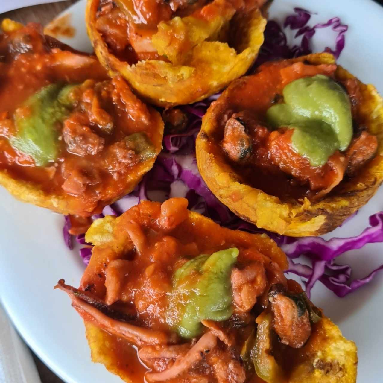 Canastas de Patacón Rellenas de Marisco