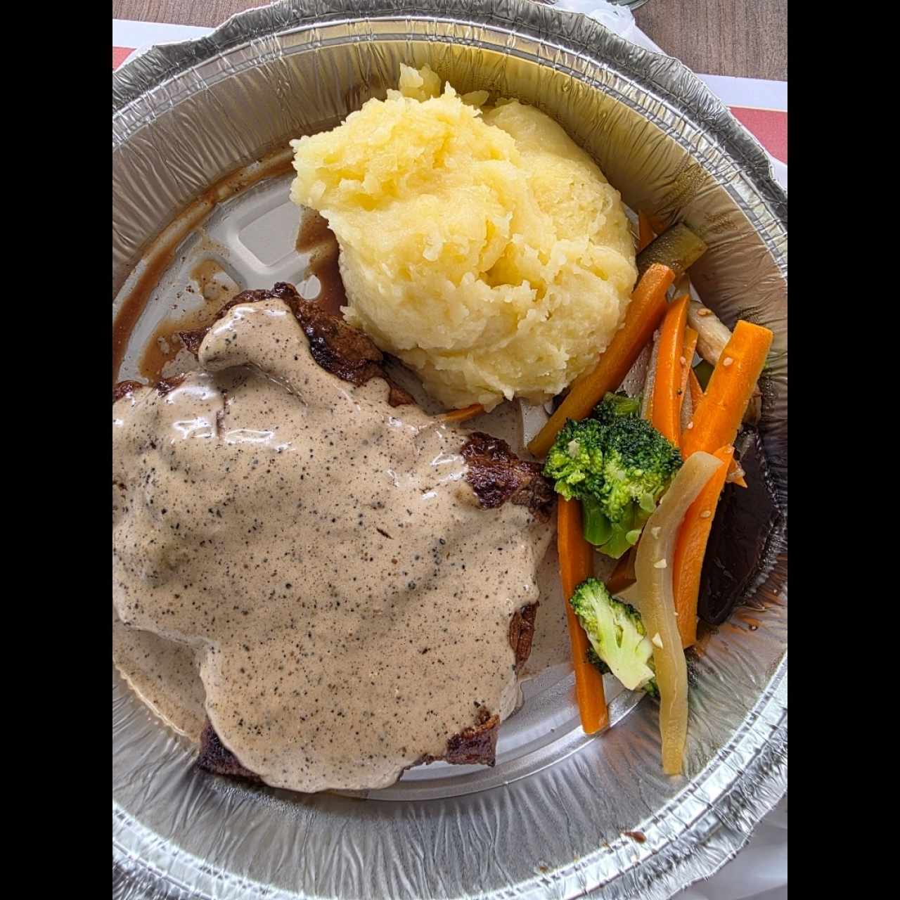 Filete de Res a las Tres Pimientas con Papas Salteadas