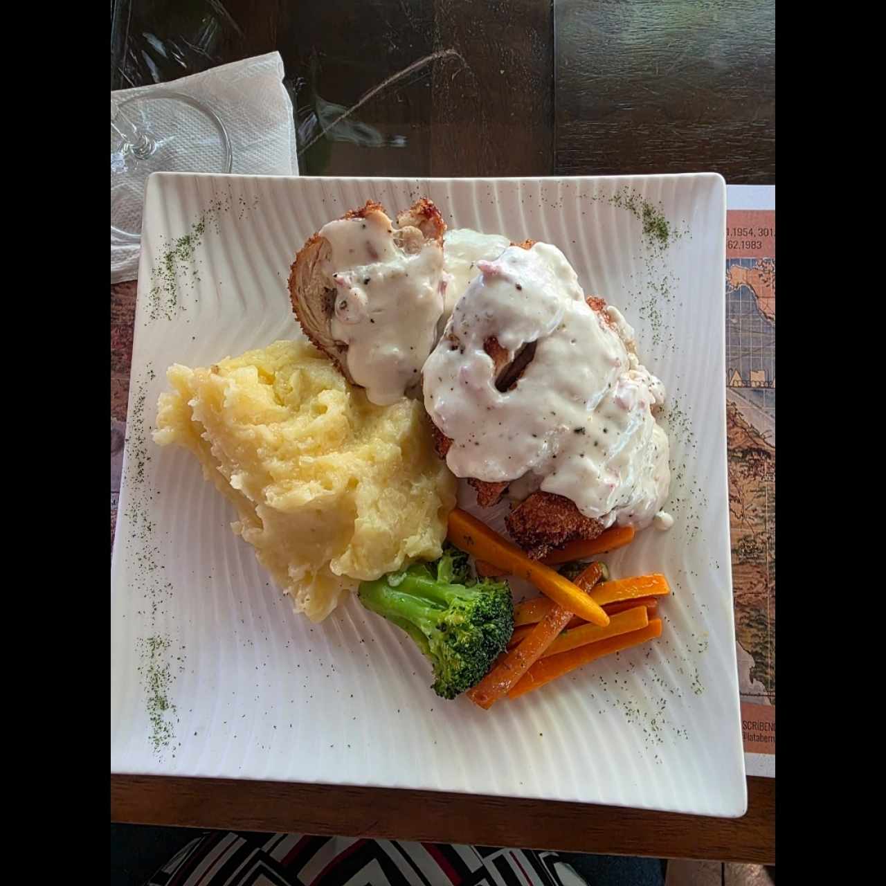 Pechuga de Pollo Rellena de Queso Provolone Ahumado y Jamón con Puré