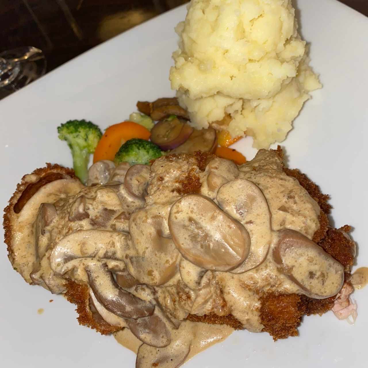 Pechuga de Pollo Rellena de Queso Provolone Ahumado y Jamón con Puré
