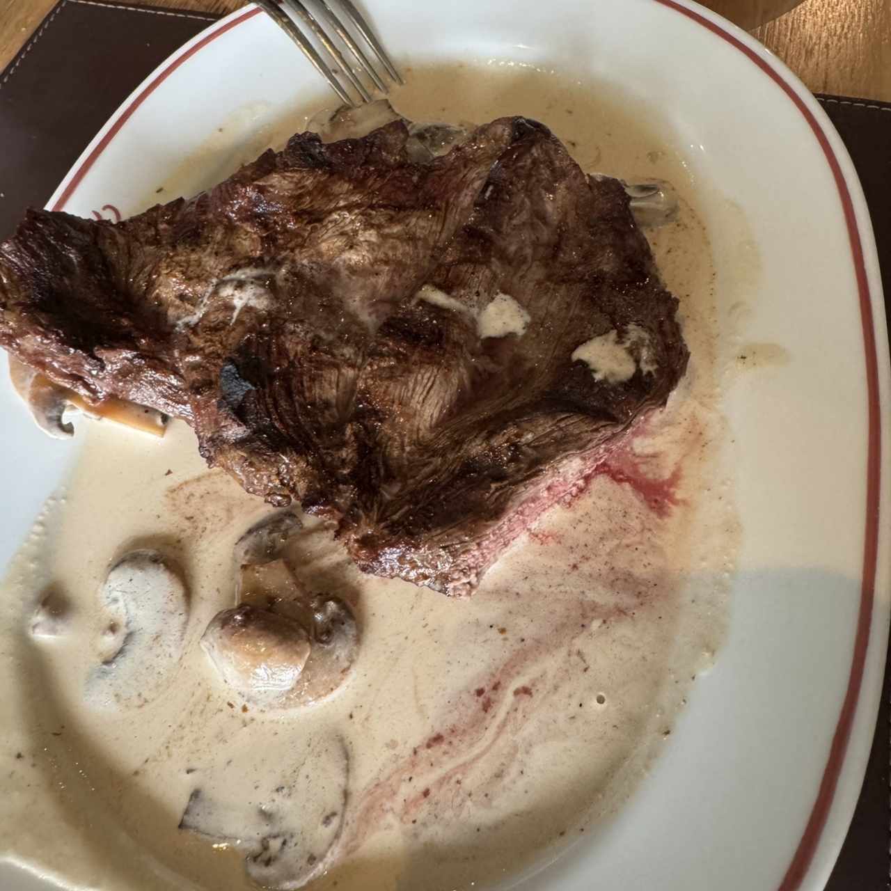 Filete de res con salsa de hongos 