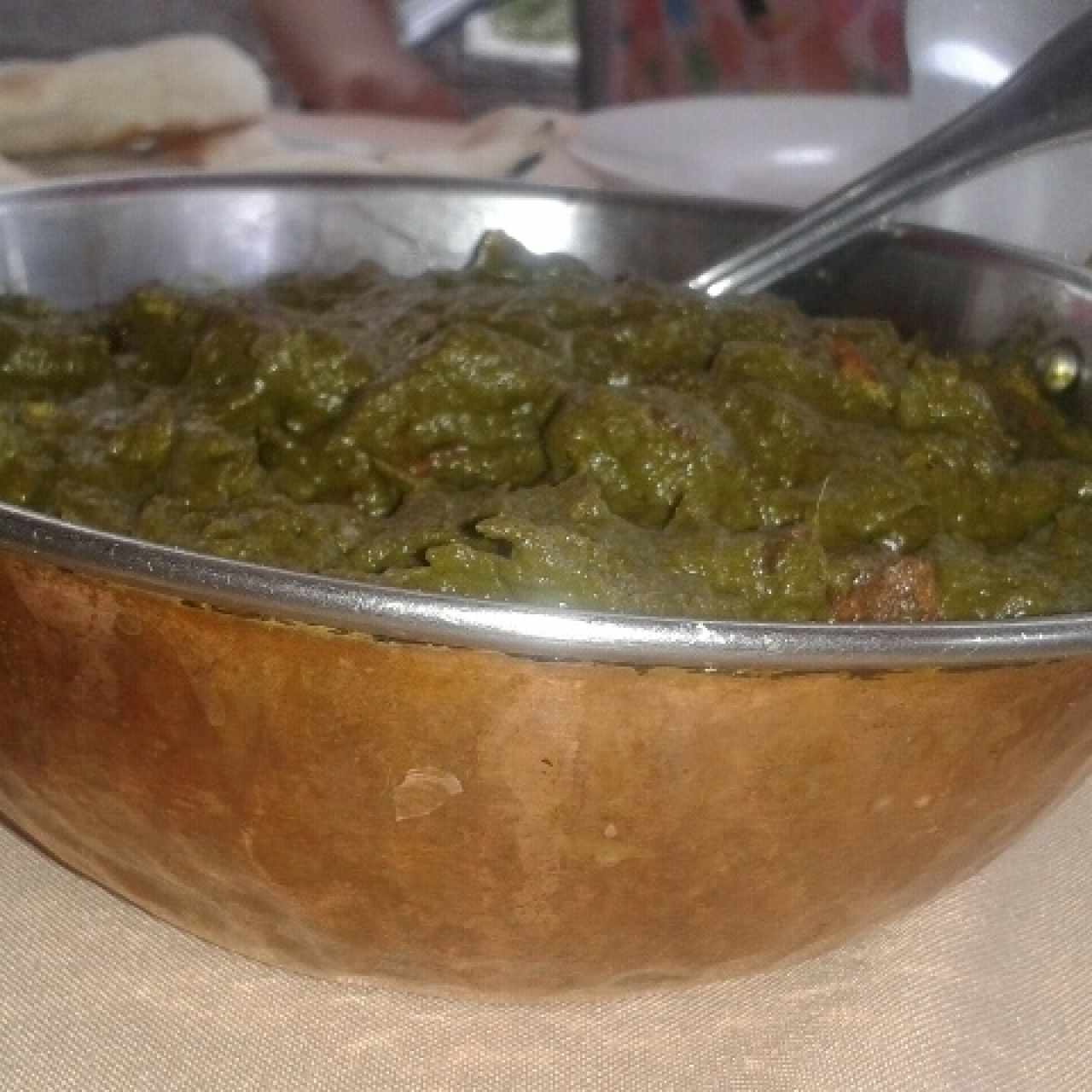 Paneer con espinacas