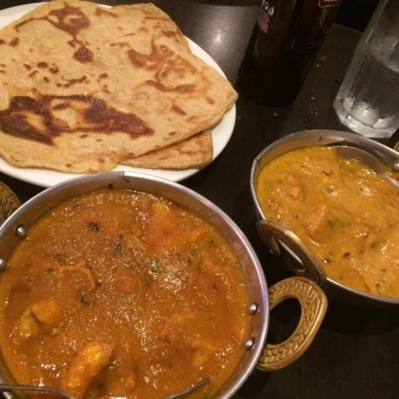 chicken curry y butter chicken acompañado 