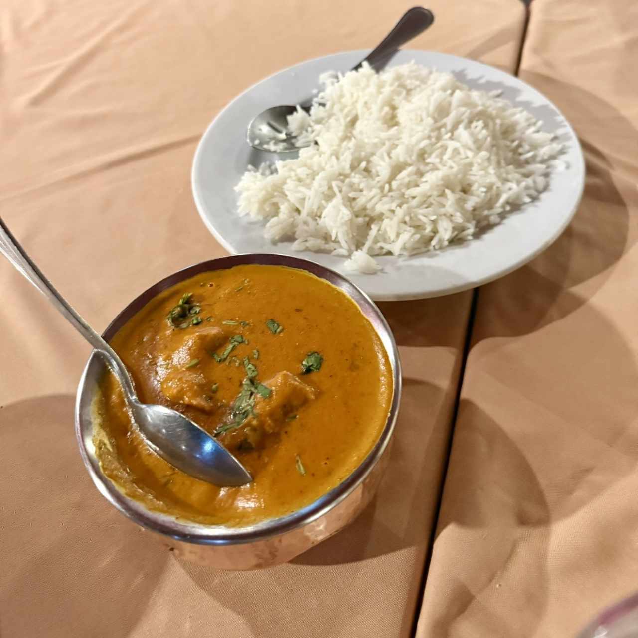Chicken Tikka Cremoso y arroz Basmati 