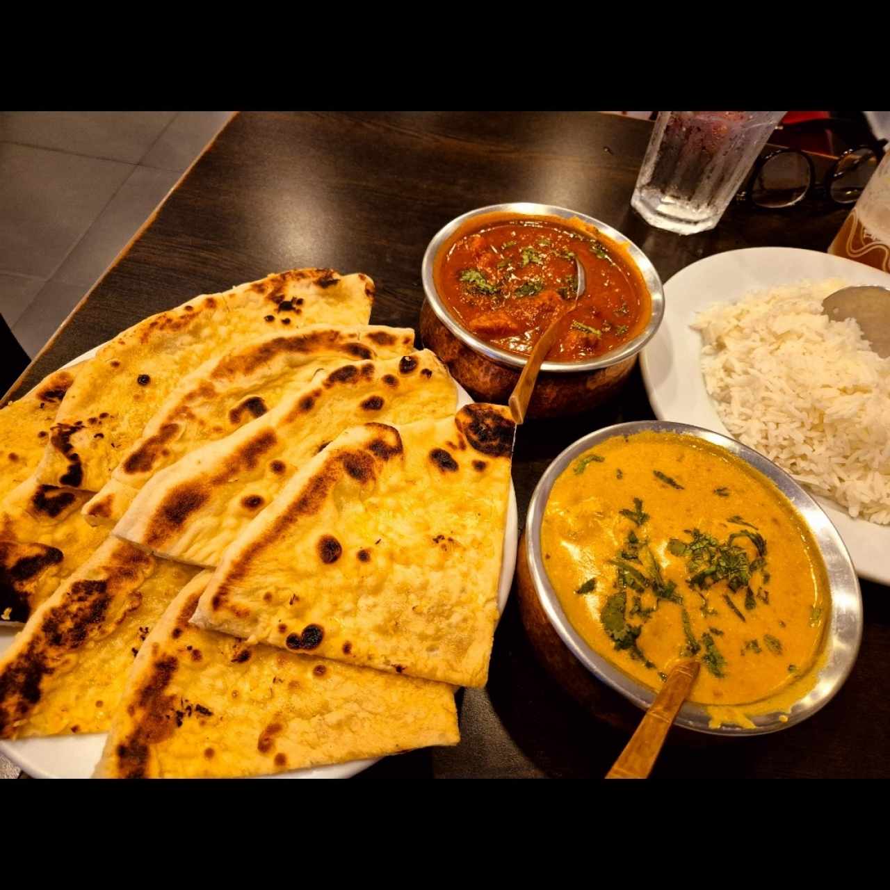 nam de ajo, butter chicken, tikka massala y arroz basmati 