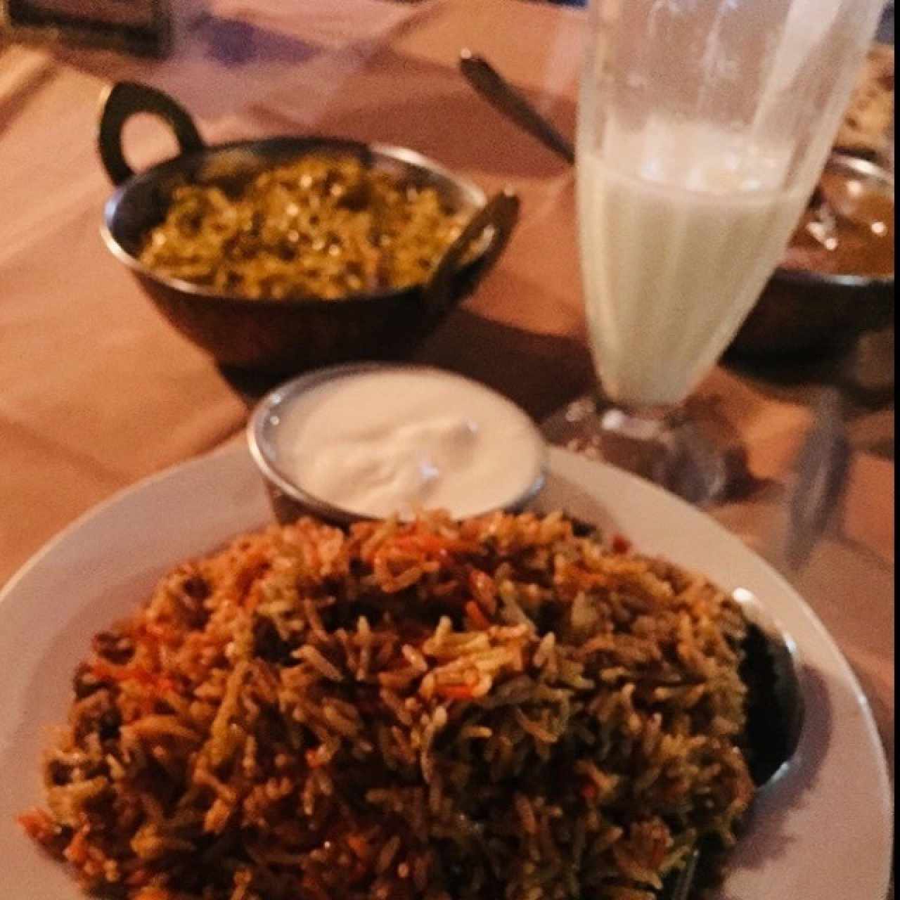 arroz biryani , de fondo el butter chicken y un sweet lazy 😍