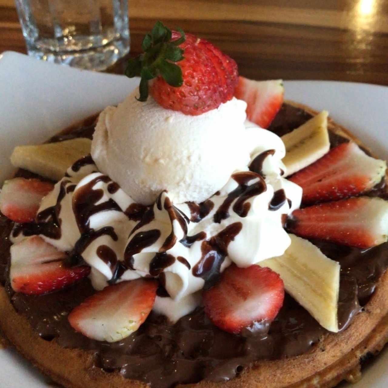 Waffle Nutella con Fresas y Banano