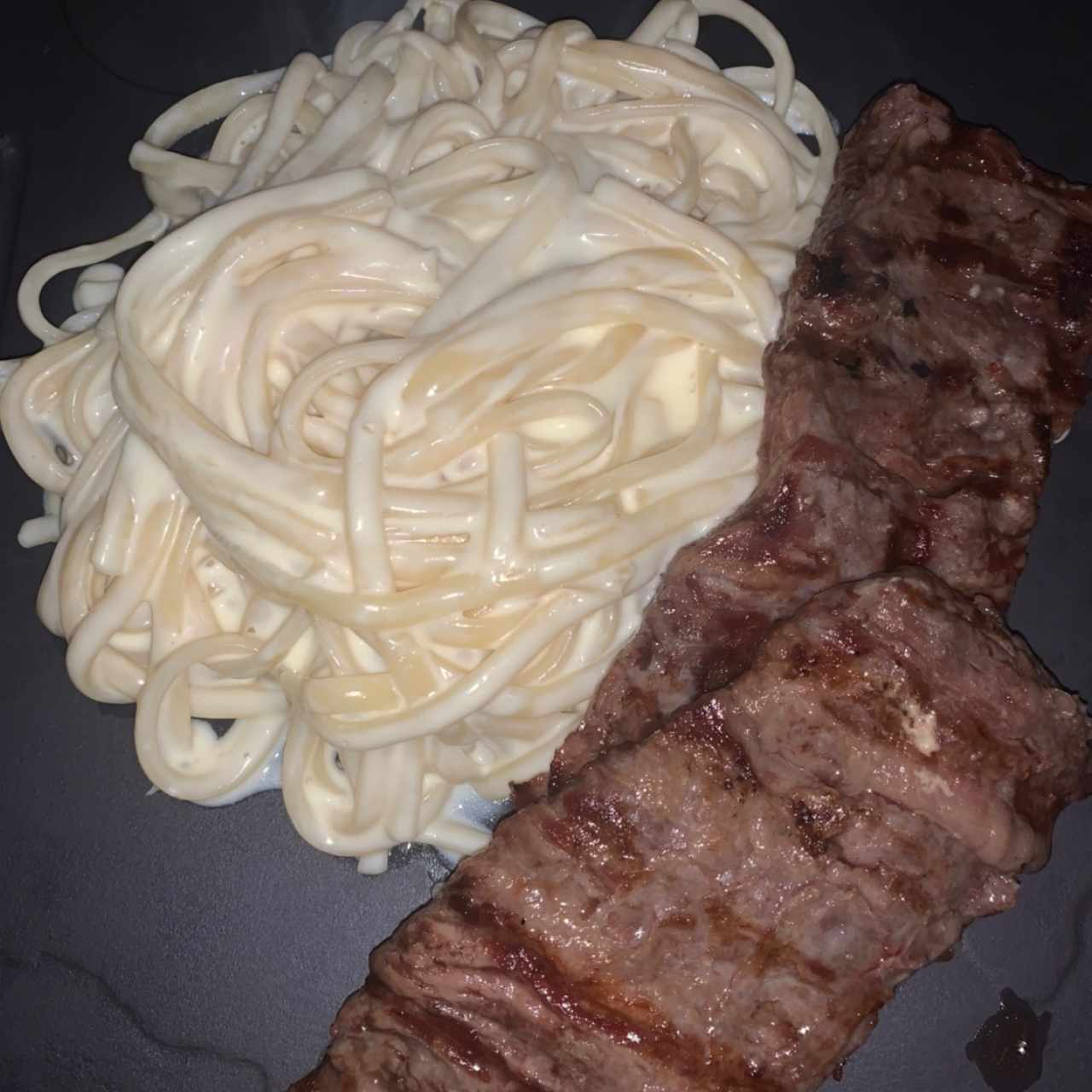 Entraña con fetuccine alfredo
