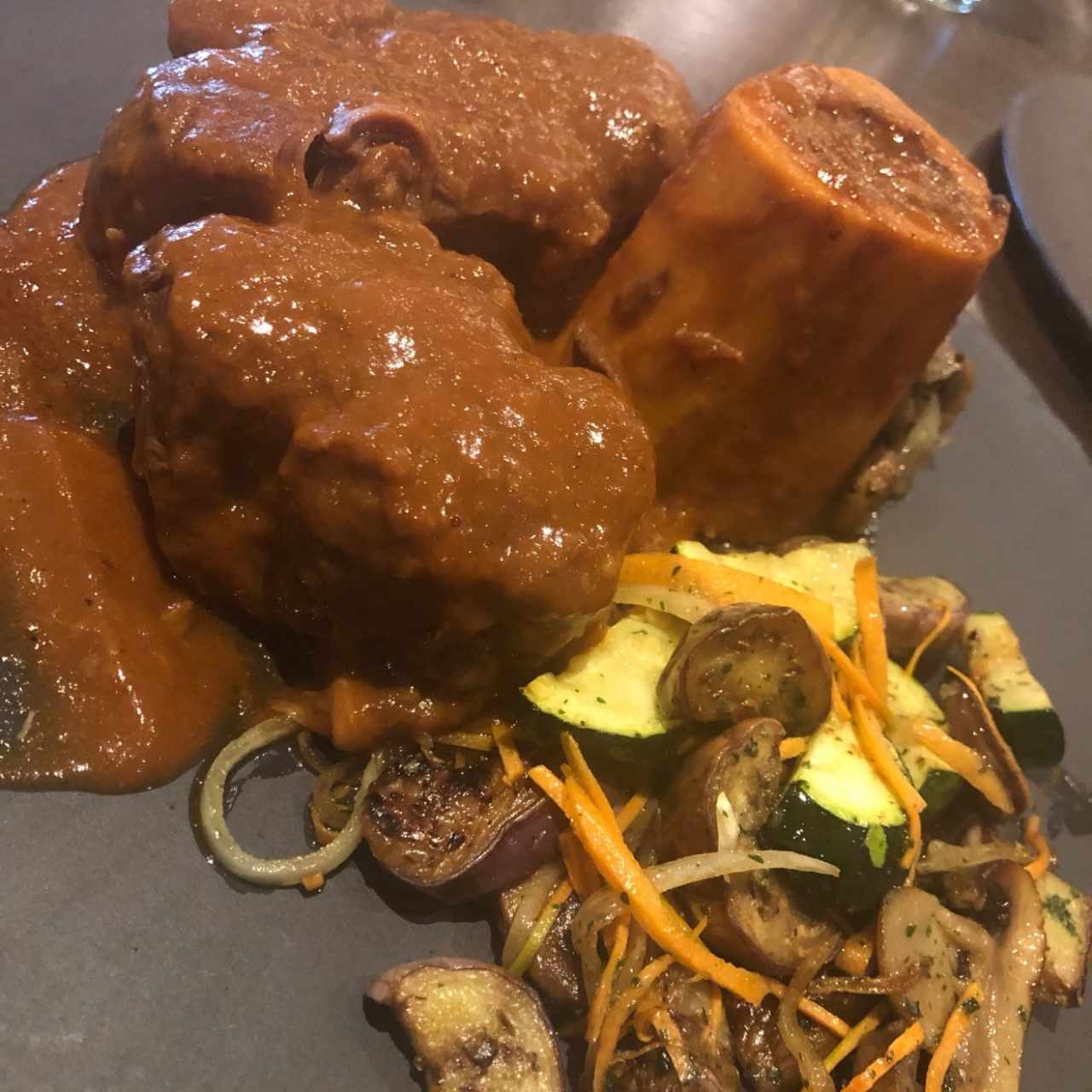 Oso Buco acompañado con vegetales