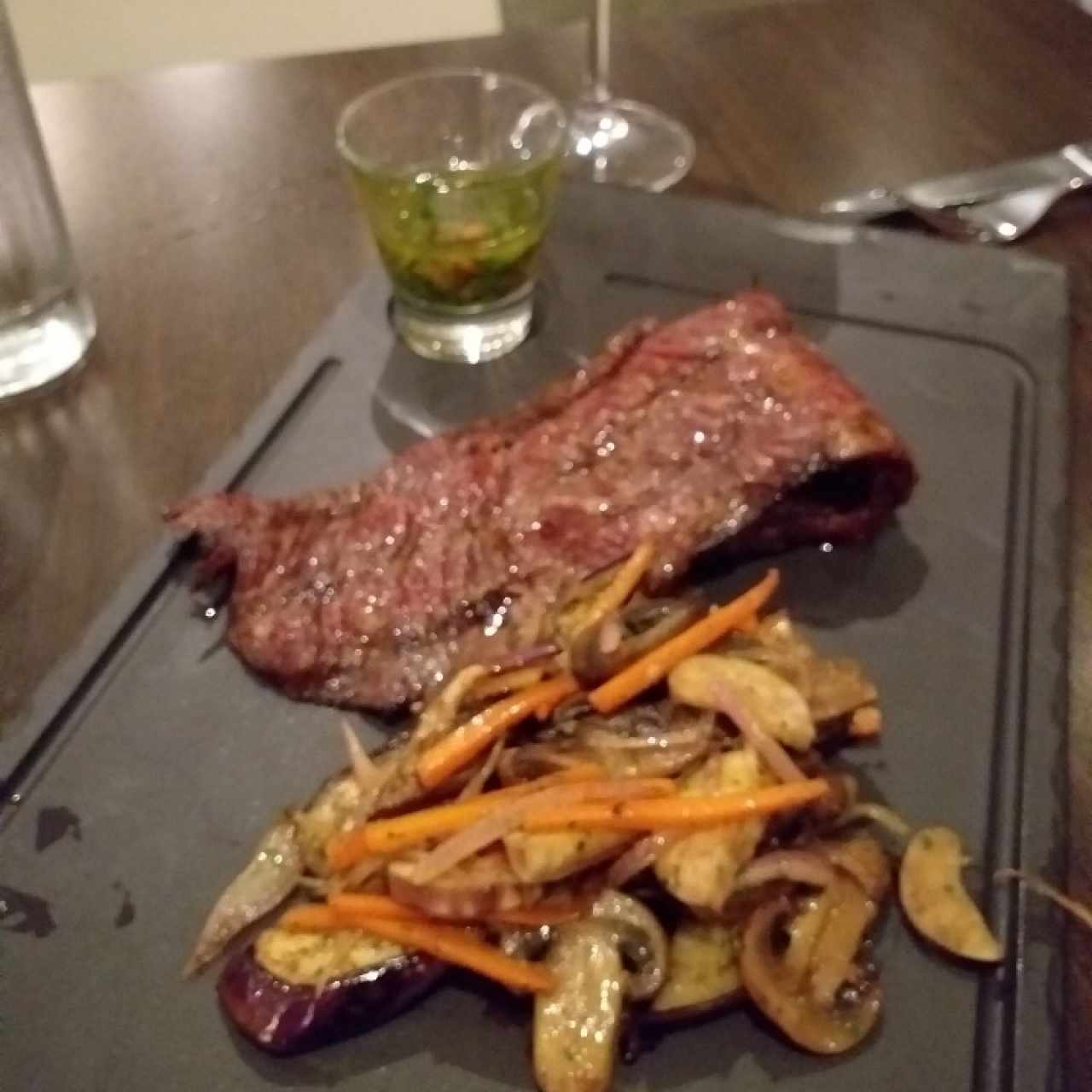 entraña con vegetales salteados
