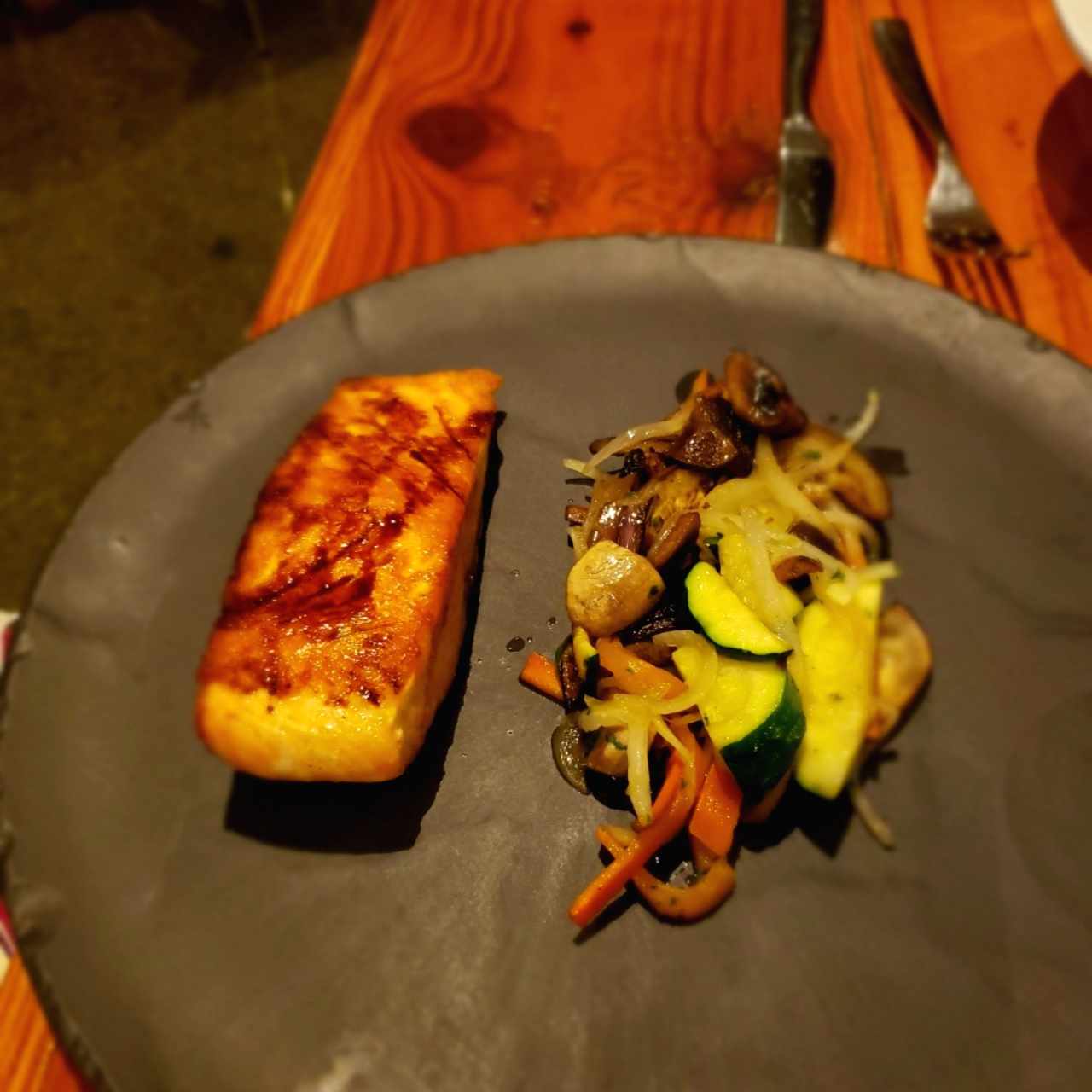 salmon en cama de hongos