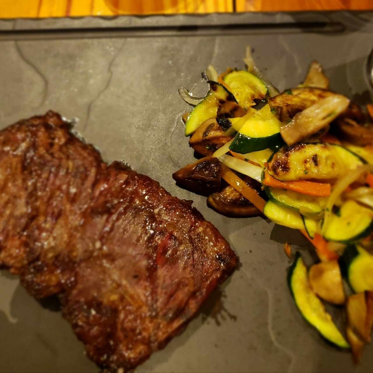 Entraña con vegetales salteados