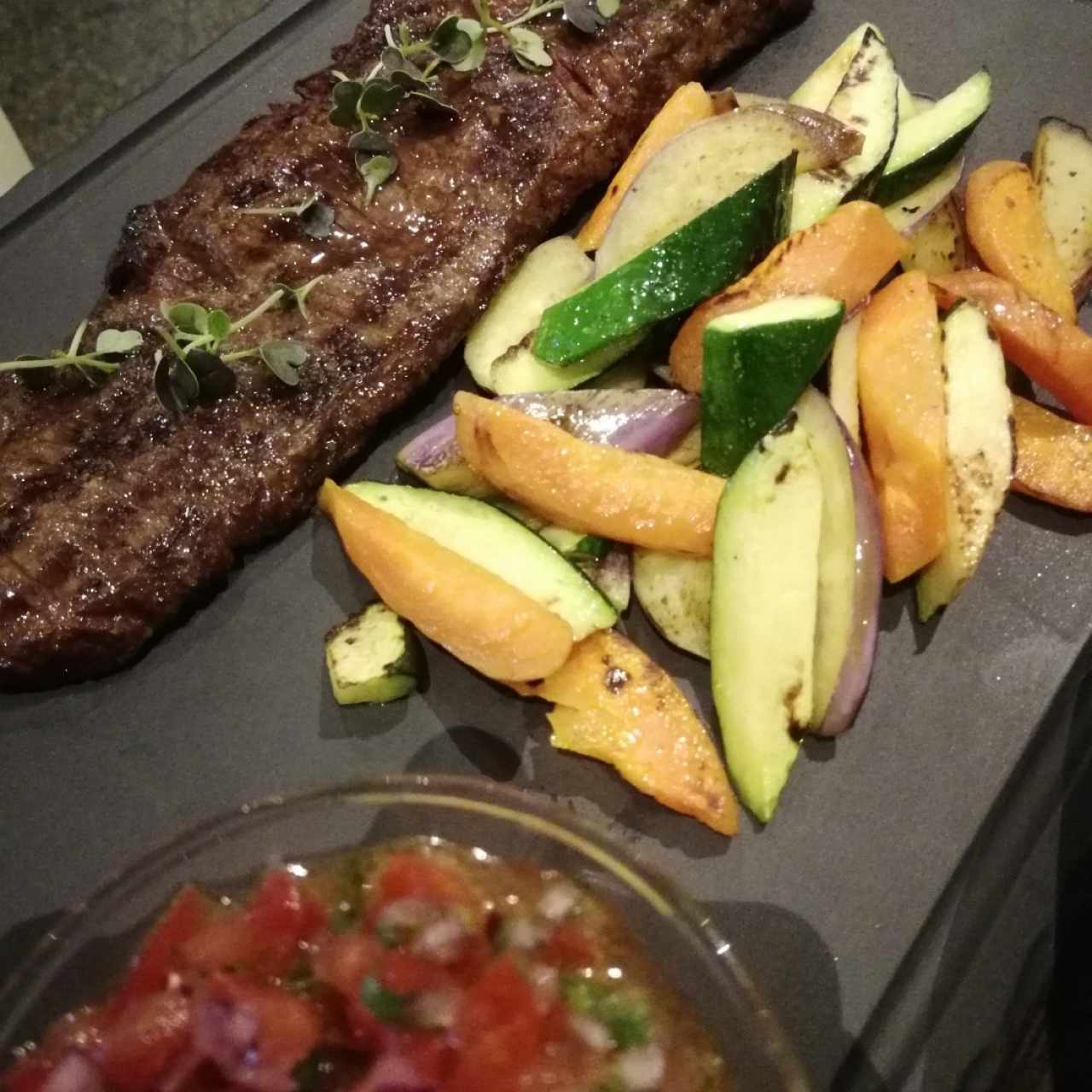 entraña con vegetales y pico de gallo