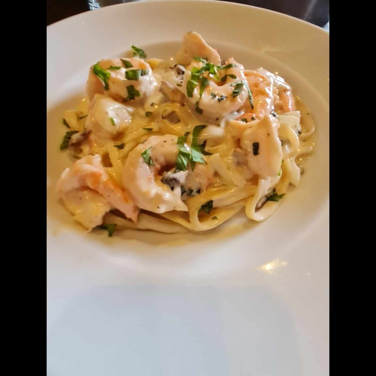 fetuchinni con camarones y  hongos 