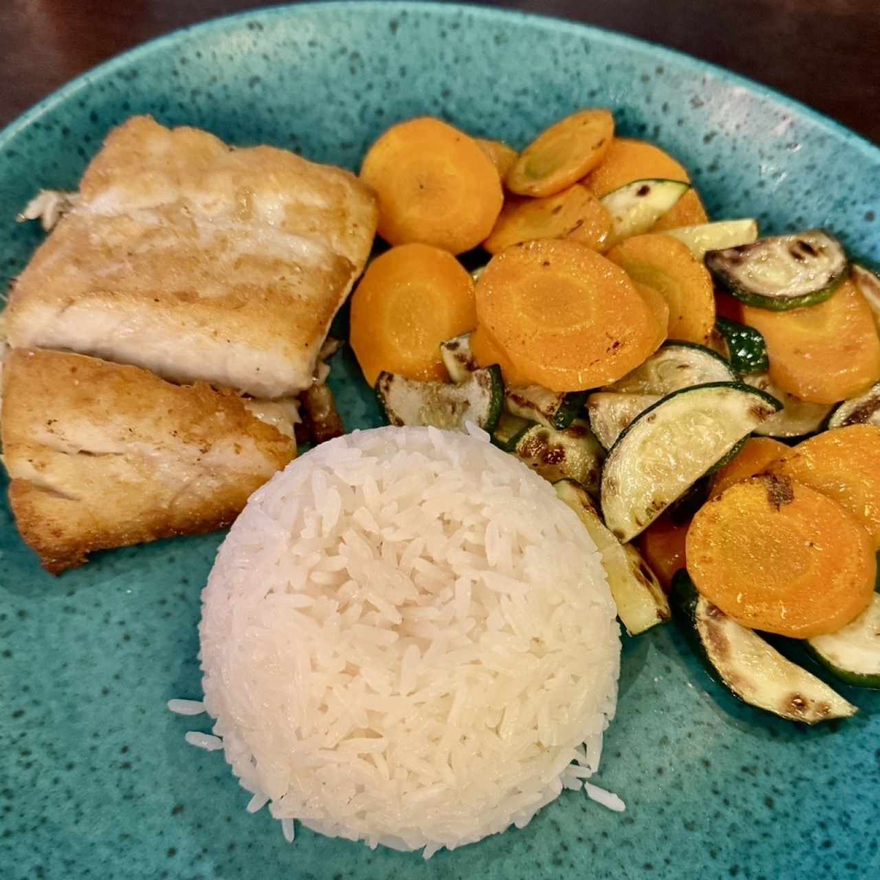 Del Mar - Corvina horneada con vegetales al vapor zanahoria y zuchinni, arroz de jazming 