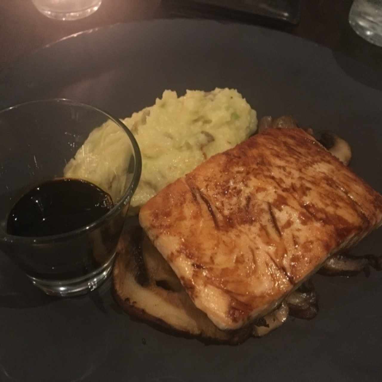 Salmon Glaseado en cama de hongos + Puré Rústico