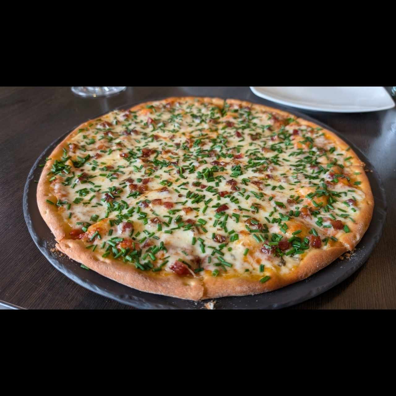 Pizza con Tocino y cebollin