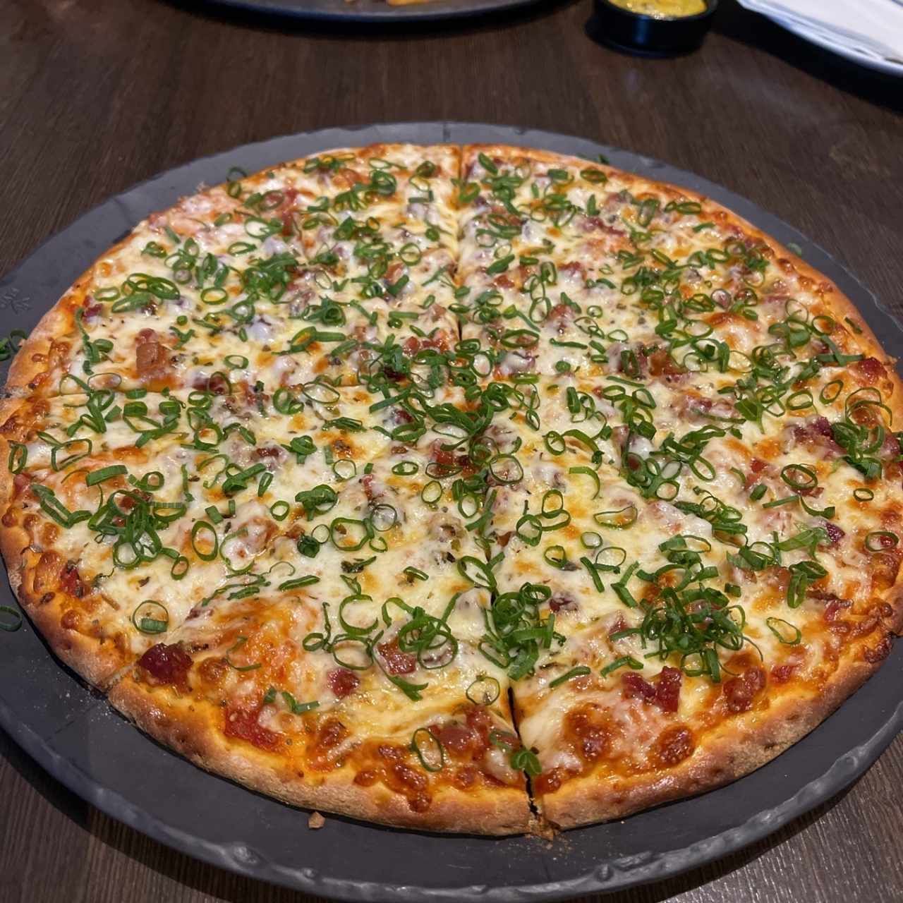 Pizza con Tocino y cebollina