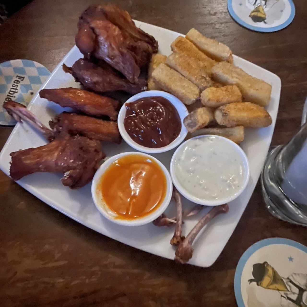 alitas y papas fritas