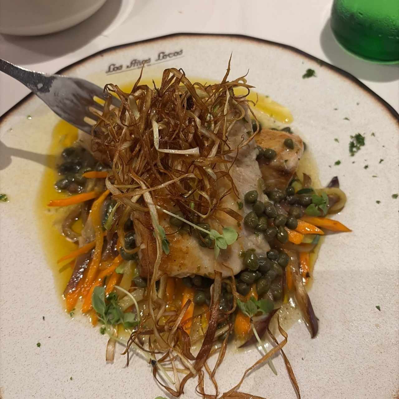 Cobia en Finas Hierbas y Alcaparras con Puerro Crocante