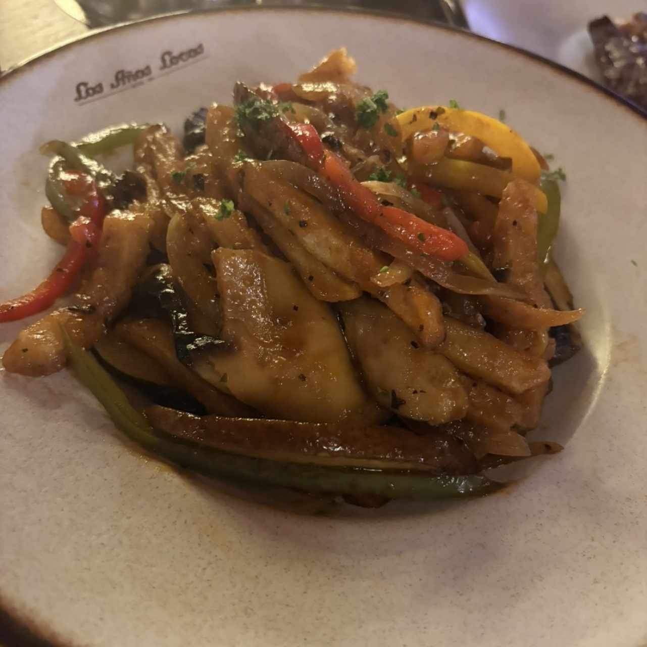 Hongos portobello con vegetales salteados y papas