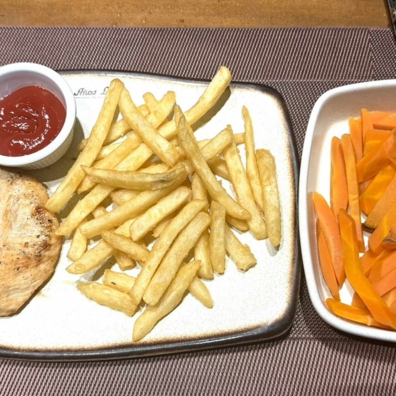 Pechuga de Pollo+papas fritas+zanahoria al vapor 