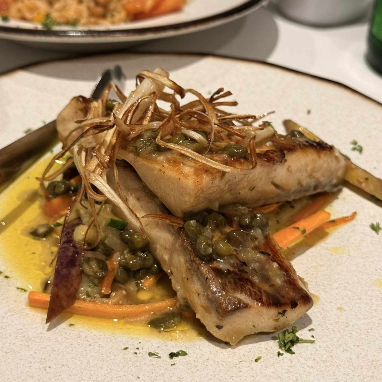 Cobia en Finas Hierbas y Alcaparras con Puerro Crocante