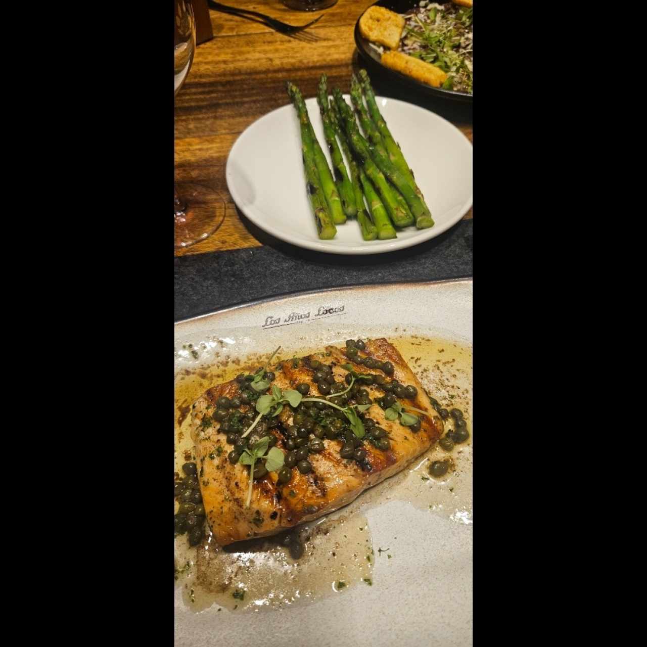Salmón en Mantequilla Negra y Alcaparras