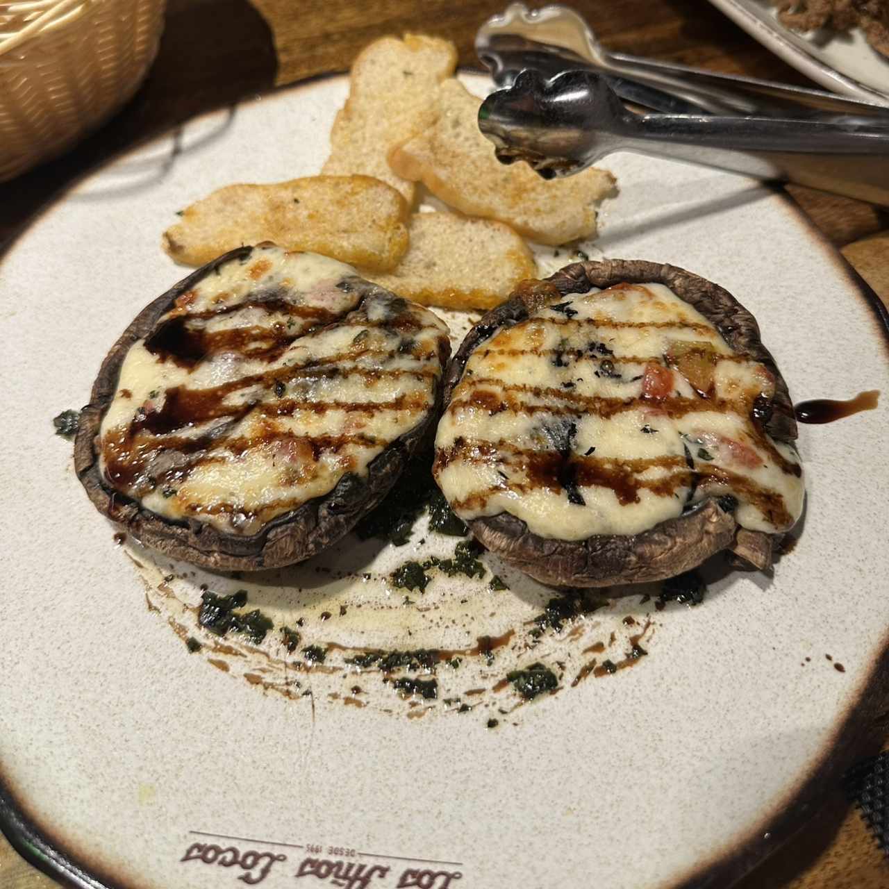 ENTRADAS CALIENTES - Hongo Portobello Gratinado