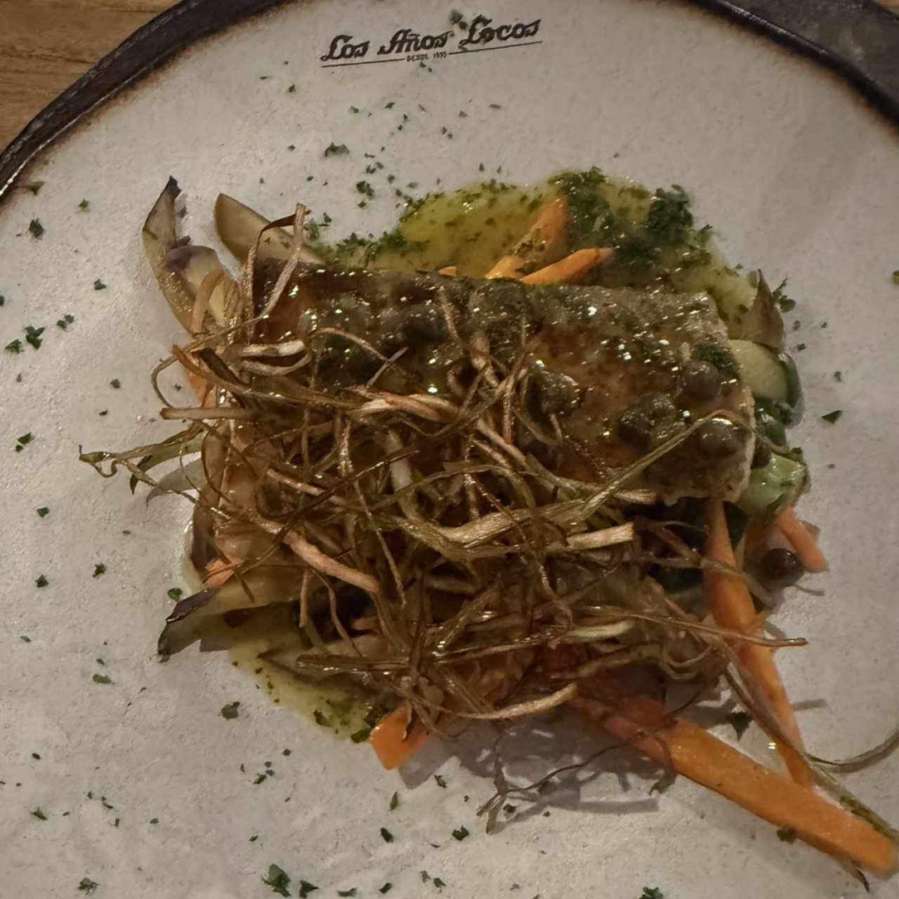 Cobia en Finas Hierbas y Alcaparras con Puerro Crocante
