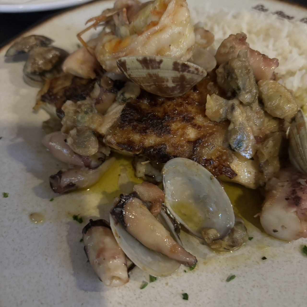 Corvina con mariscos al óleo