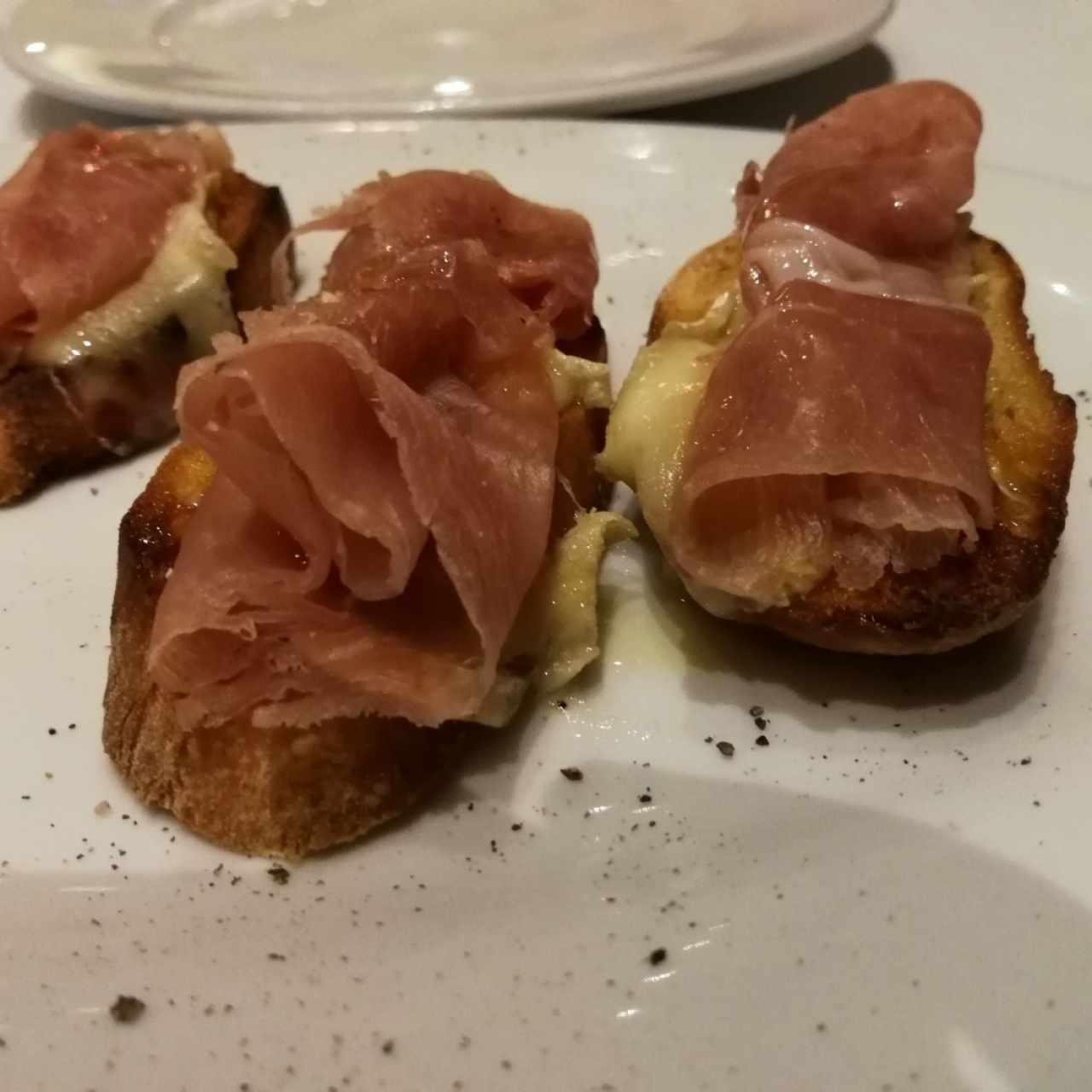 Crostini prosciutto e brie