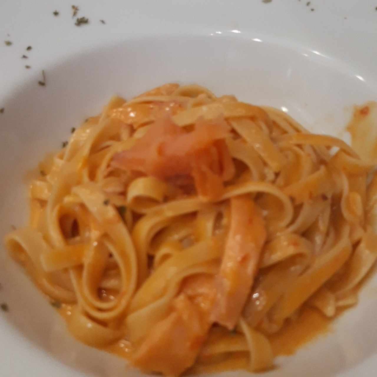 Fettucine alla crema rosa di salmone e vodka