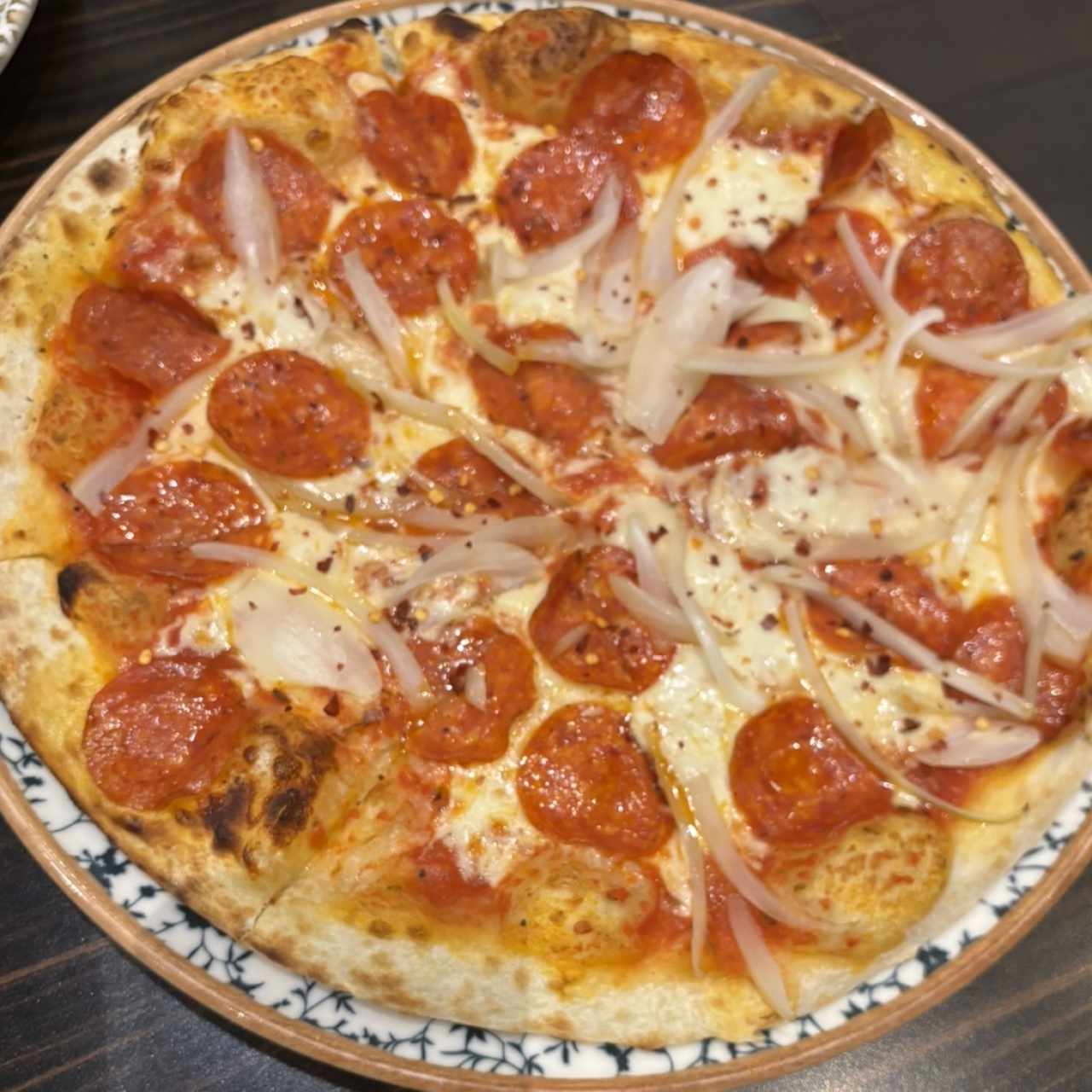 Pepperoni Americano con cebolla