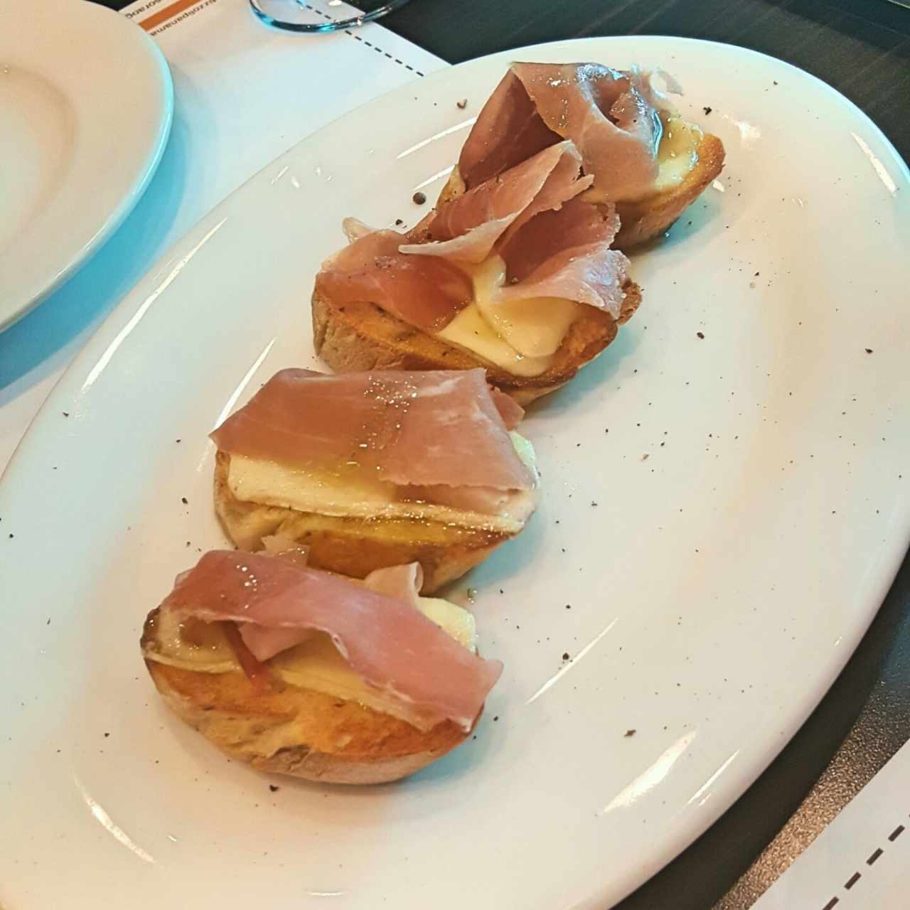 Crostini prosciutto e brie