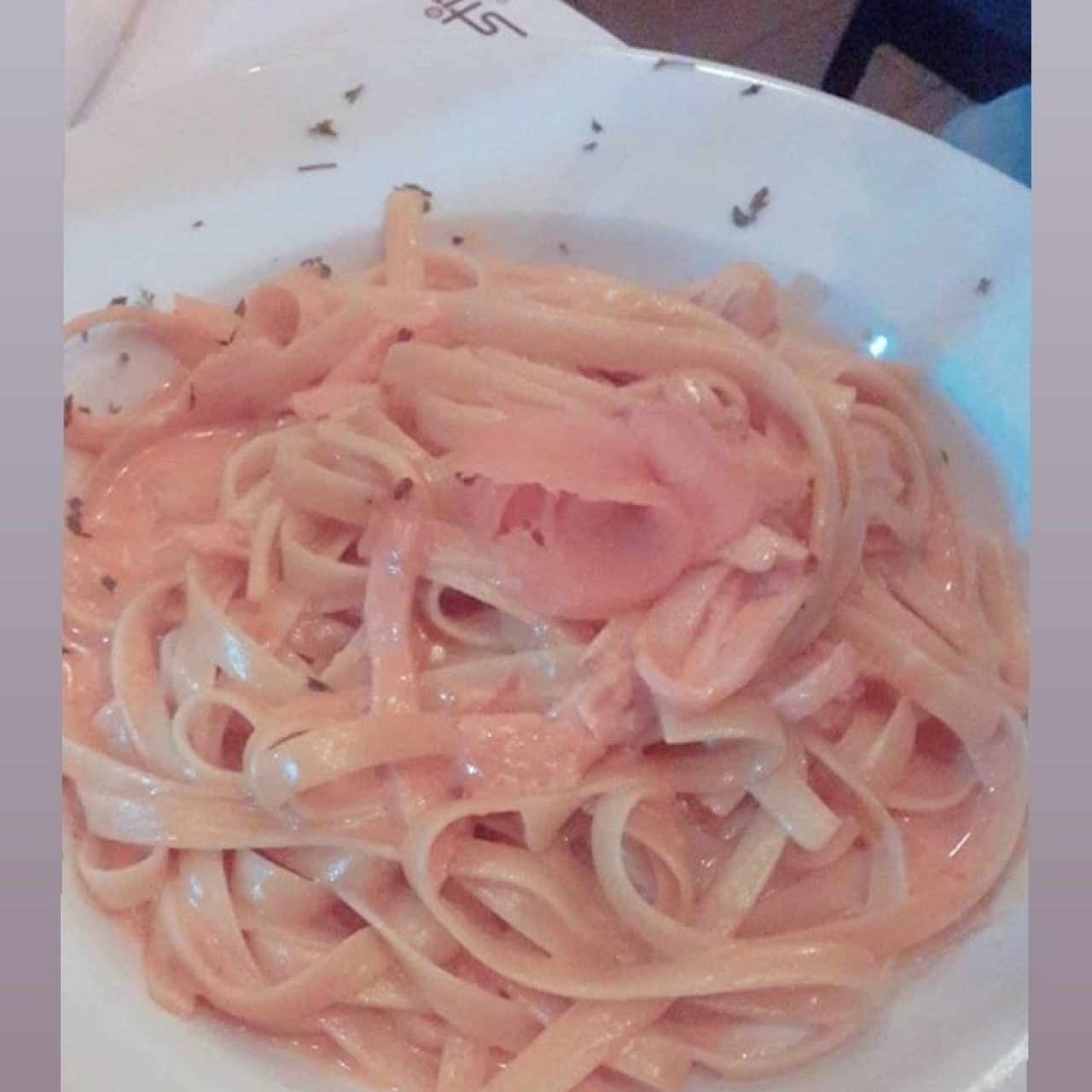 Fettucine alla crema rosa di salmone e vodka