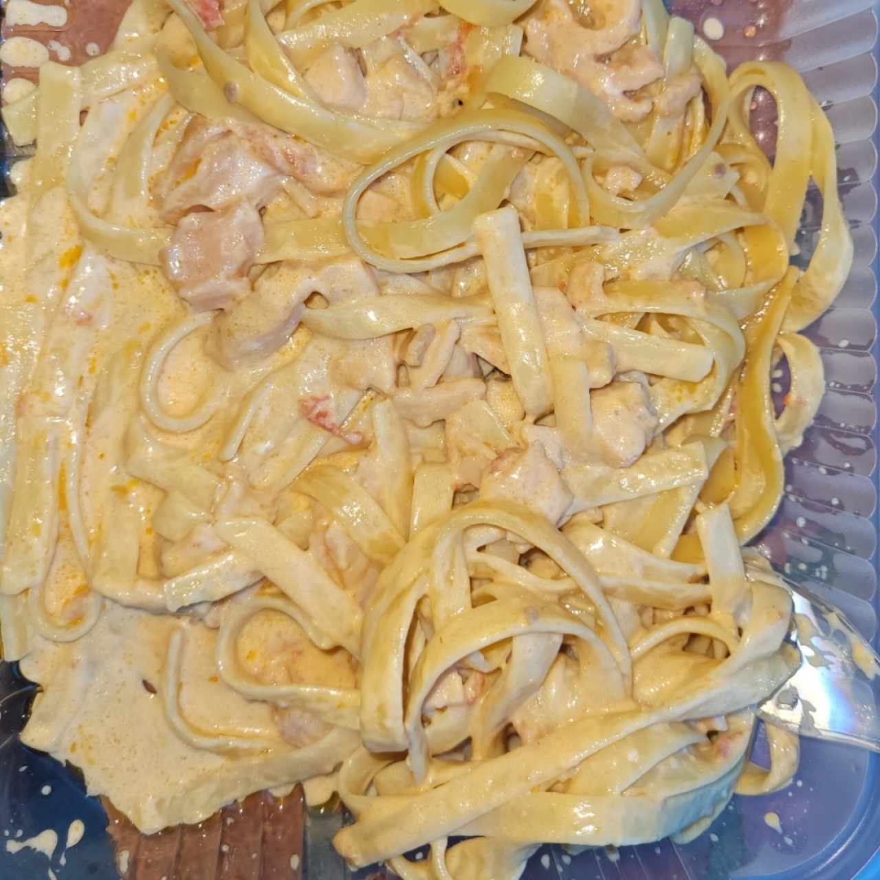 Fettucine alla Crema Rosa di Salmone e Vodka