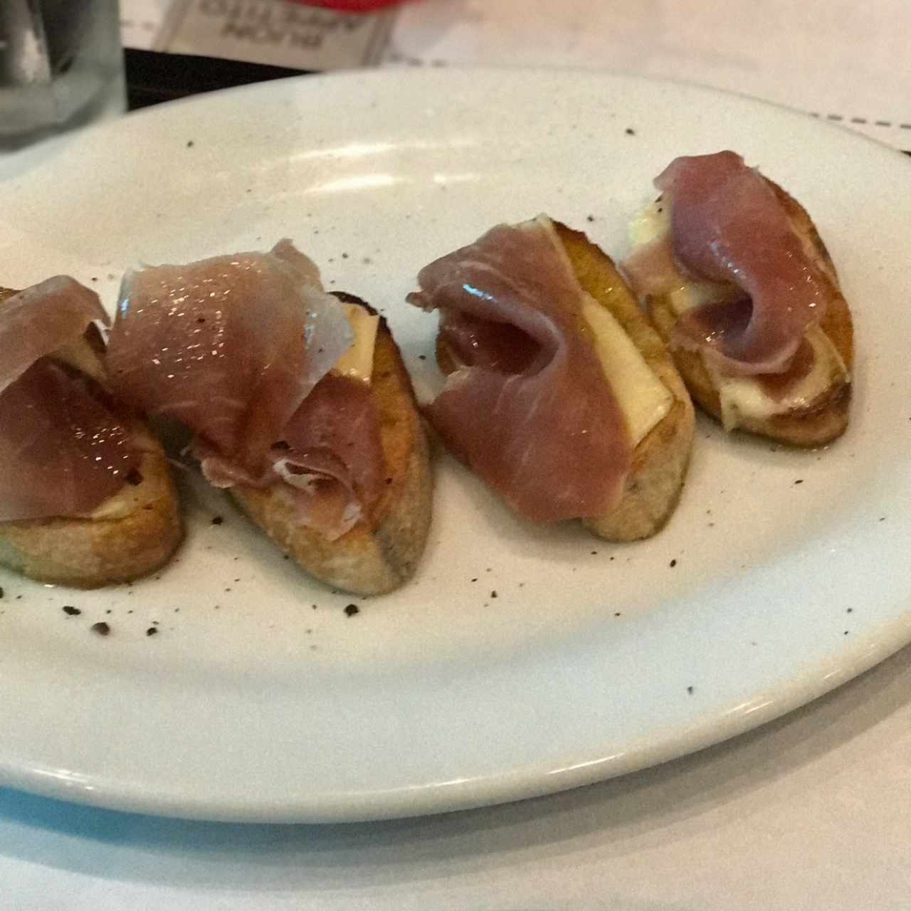 Crostini prosciutto e brie