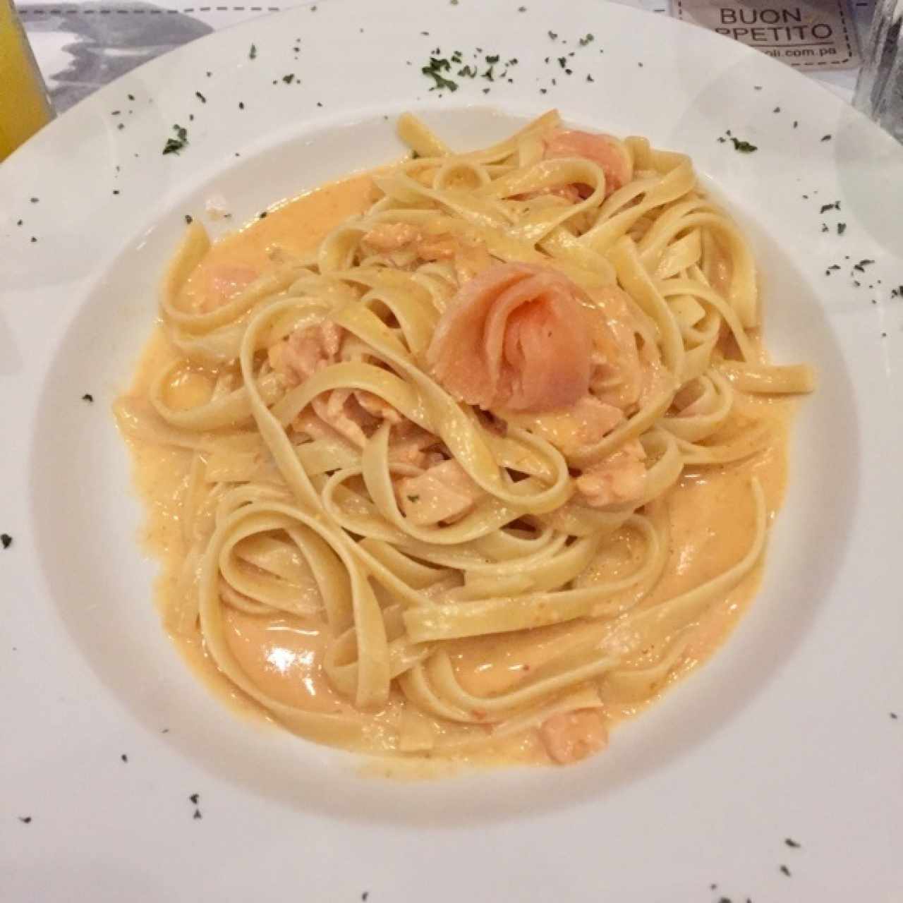 Fettucine alla crema rosa di salmone e vodka