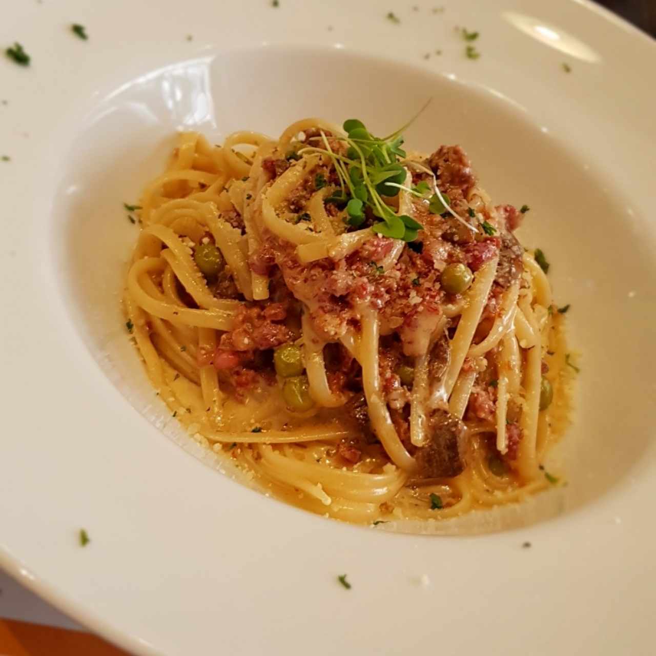 linguini en salsa blanca de hongos y salchicha italiana