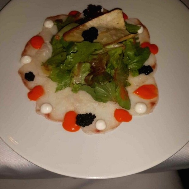 Carpaccio de robalo con mezclum de lechugas crocante de yuka caviar 
