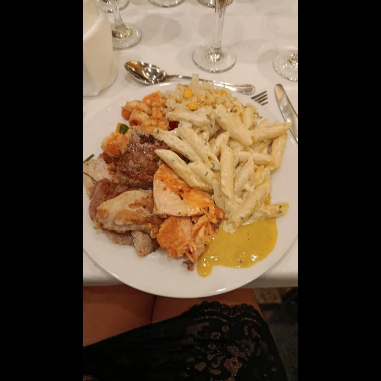 salmón, camarones, atún, pescado.