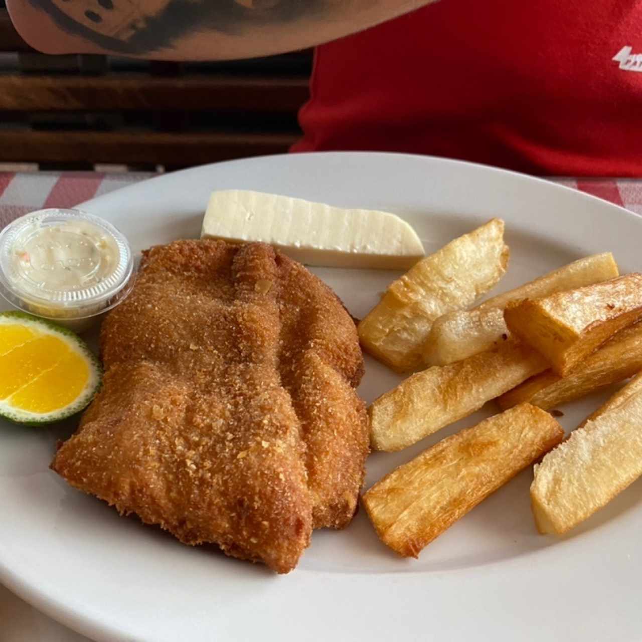 Desayuno especial - Pescado apanado + Yucas fritas + Queso blanco + Café o té + Jugo de naranja