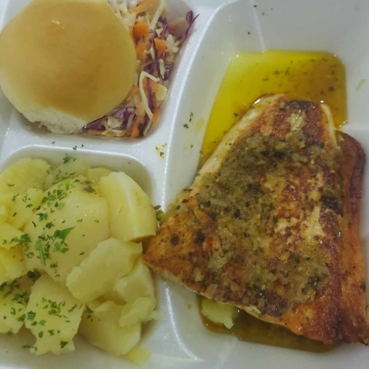 salmon en mantequilla y hierbas finas